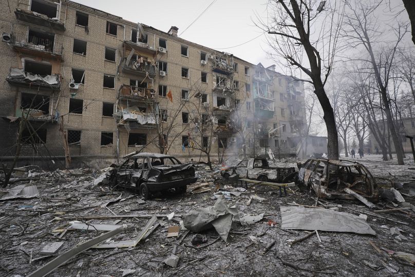 Bei einem russischen Raketenangriff auf die ukrainische Stadt Charkiw sind fünf Menschen getötet und mindestens 56 weitere verletzt worden.