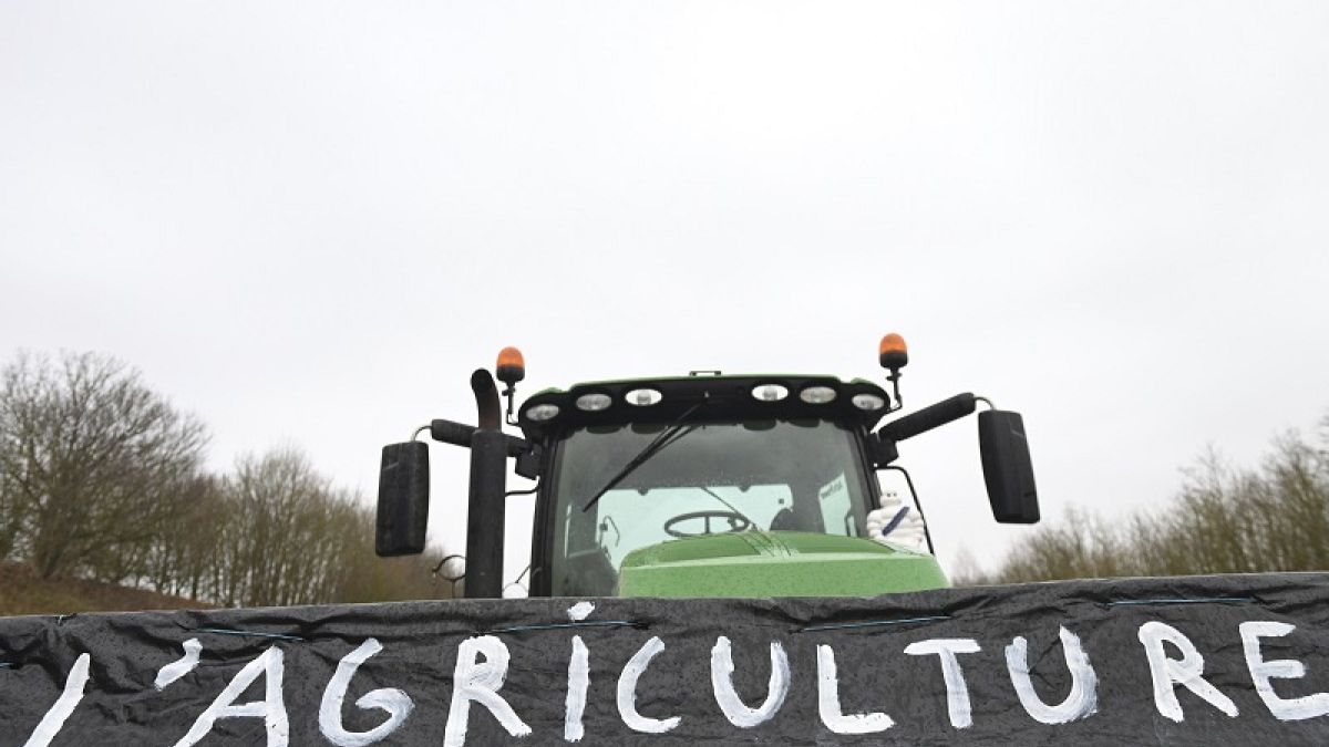 Agricultores franceses bloquean una carretera este martes cerca de Beauvais, en el norte de Francia.