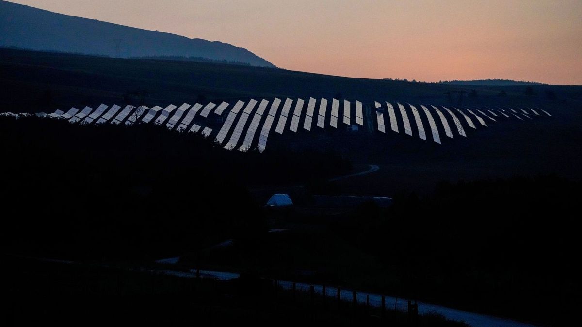 Des panneaux solaires sont illuminés par les premières lueurs de l'aube à Collarmele, près de L'Aquila, en septembre 2021.