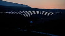 Paneles solares iluminados con las primeras luces del alba en Collarmele, cerca de L'Aquila, septiembre de 2021.