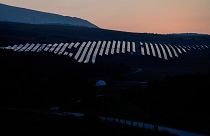 Solarmodule im ersten Licht der Morgendämmerung in Collarmele, in der Nähe von L'Aquila, September 2021.