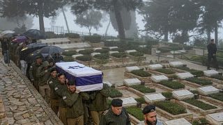 جنود إسرائيليون يحملون النعش المغطى بالعلم لجندي الاحتياط إلكانا فيزيل خلال جنازته