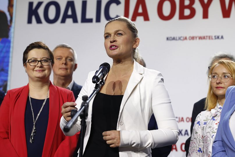Barbara Nowacka (középen), Polgári Koalíció egyik vezetője a 2019-es lengyelországi választásokon Varsóban 2019. október 13-án