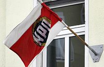 Foto de archivo de 2008 que muestra una bandera del partido NPD en la fachada de su sede de entonces en Berlín