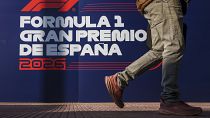 Un hombre pasa junto a una pancarta que anuncia la próxima Fórmula Uno a partir de 2026 en el centro de congresos IFEMA en Madrid, España, el martes 23 de enero de 2024.