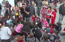 أطفال فلسطينيون في رفح يحضرون عرضا ترفيهيا نظمته منظمة أهلية غير حكومية 
