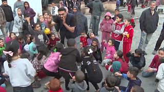 أطفال فلسطينيون في رفح يحضرون عرضا ترفيهيا نظمته منظمة أهلية غير حكومية 