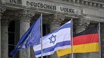 علم ألمانيا وإسرائيل والاتحاد الأوروبي جنبا إلى جنب خارج البرلمان الألماني (البوندستاغ) في برلين، ألمانيا، الأربعاء، 11 أكتوبر 2023.
