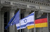 علم ألمانيا وإسرائيل والاتحاد الأوروبي جنبا إلى جنب خارج البرلمان الألماني (البوندستاغ) في برلين، ألمانيا، الأربعاء، 11 أكتوبر 2023.