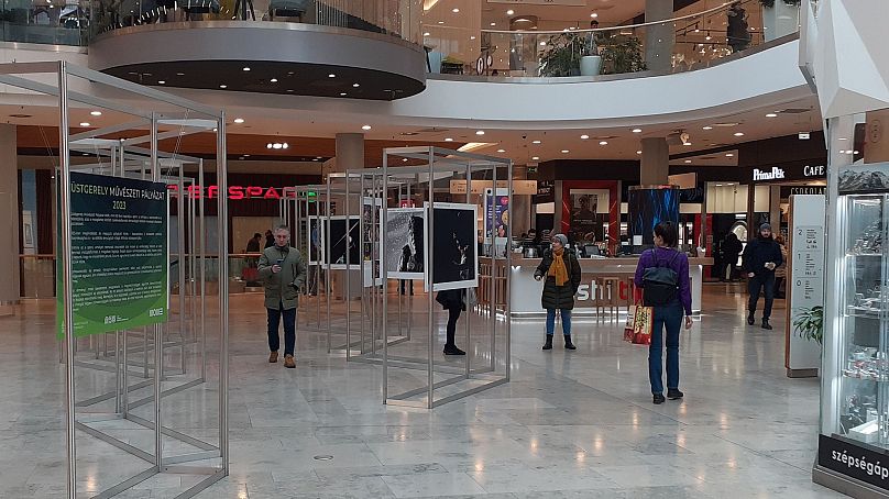 Az atlétika mágikus pillanatai című kiállítás fotóit néző emberek az Allee bevásárlóközpontban 2024.01.22-én.