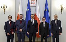 Andrzej Duda  au centre pose avec Maciej Wasik à sa gauche et Mariusz Kaminski à sa droite, ainsi que de nouveaux collaborateurs. 23 janvier 2024.