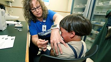 Criança leva vacina contra o sarampo