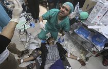 Un Palestinien blessé après une frappe aérienne est soigné dans un hôpital de Rafah, dans la bande de Gaza, mardi 23 janvier 2024.