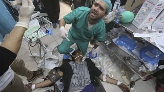 Un Palestinien blessé après une frappe aérienne est soigné dans un hôpital de Rafah, dans la bande de Gaza, mardi 23 janvier 2024.