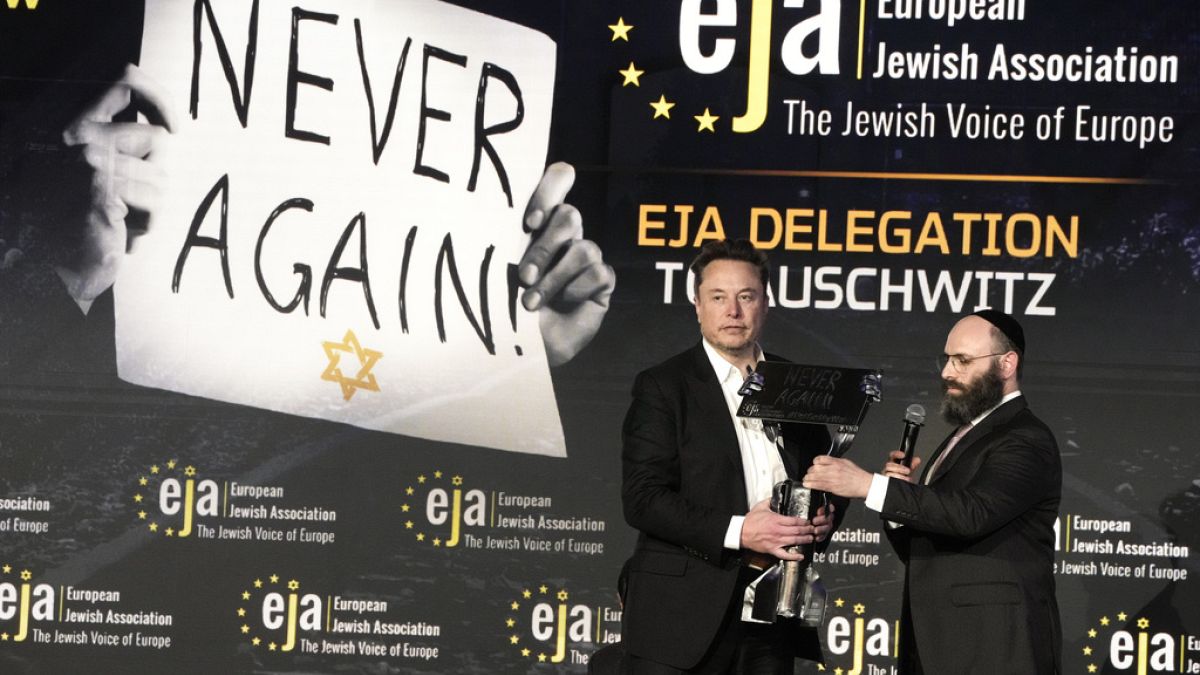 Elon Musk et le rabbin Menachem Margolin sur la scène de la conférence sur l'antisémitisme à Cracovie, le 22 janvier 2024.