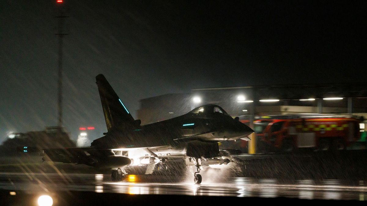تایفون FGR4 نیروی هوایی سلطنتی برای انجام حملات هوایی علیه اهداف نظامی حوثی ها در یمن