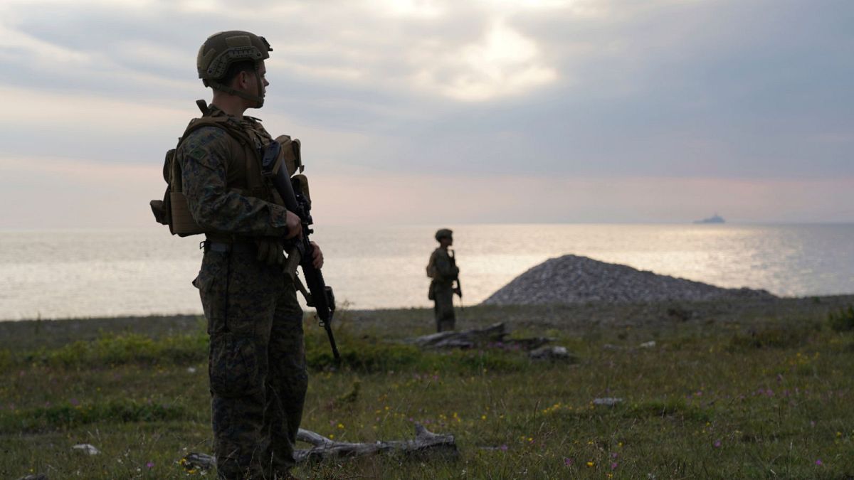 ABD askerleri 7 Haziran 2022 Çarşamba günü İsveç'in Gotland bölgesindeki Tofta kentinde düzenlenen BALTOPS yıllık Baltık Denizi askeri tatbikatının bir parçası olan amfibi çıkarma tatbikatının ardından Gotland sahiline çıktı. 