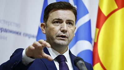 O ministro dos Negócios Estrangeiros da Macedónia do Norte, Bujar Osmani, fala durante uma conferência de imprensa conjunta com o ministro dos Negócios Estrangeiros ucraniano, Dmytro Kuleba, em Kiev, Ucrânia, segunda-feira, 16 de outubro de 2023