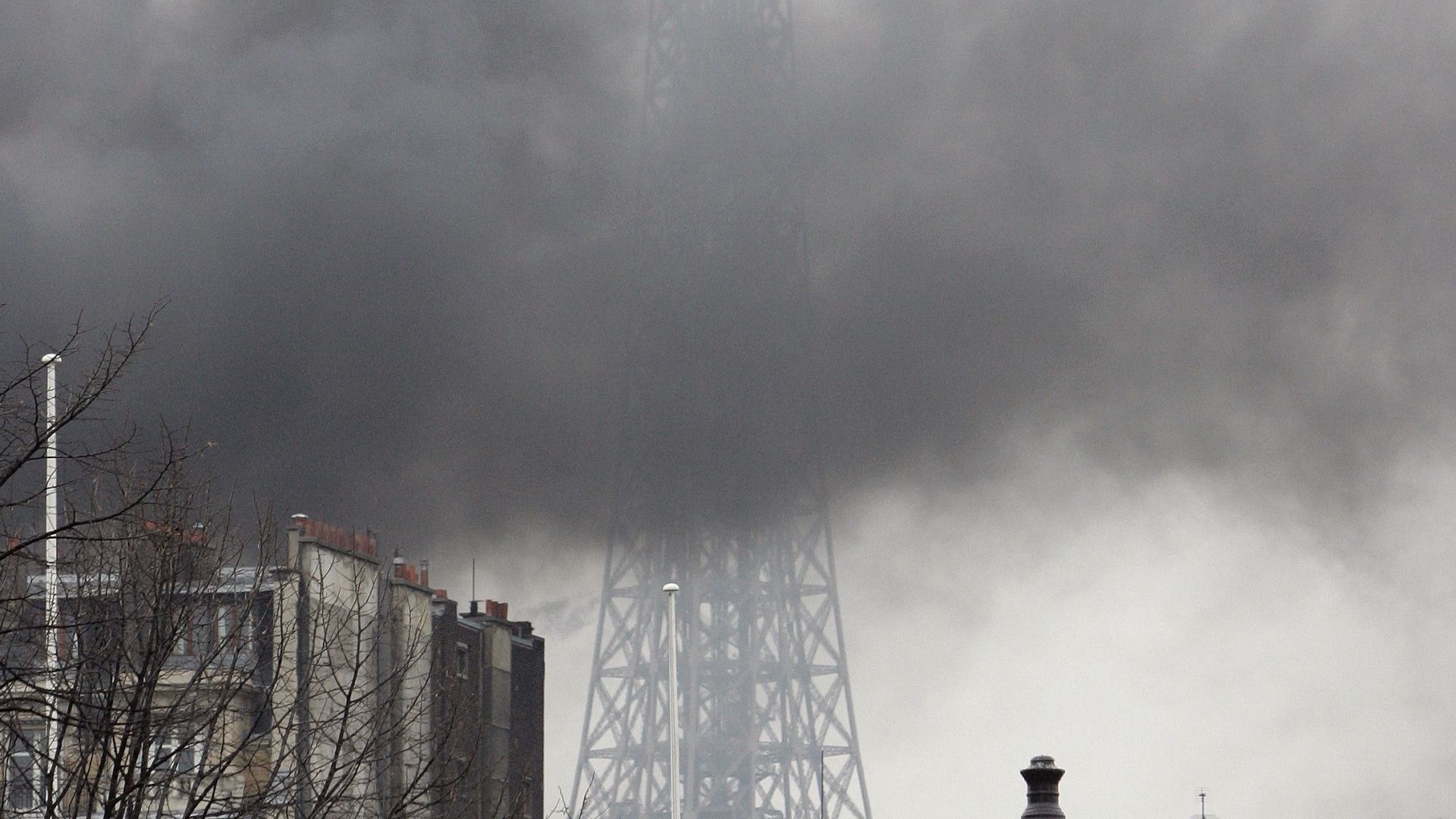 Millionenfach geteilt Auf einem Video brennt der Eiffelturm Euronews