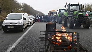 Los agricultores se reúnen durante un bloqueo de carreteras, el martes 23 de enero de 2024, cerca de Beauvais, en el norte de Francia.