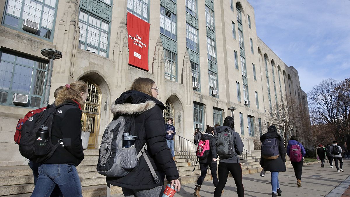 Diákok 2018. november 29-én a Boston University College of Arts and Sciences bejárata előtt