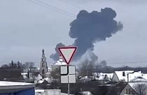 Il fumo si leva dal luogo dell'incidente di un aereo in un'area residenziale vicino a Yablonovo, nella regione di Belgorod.