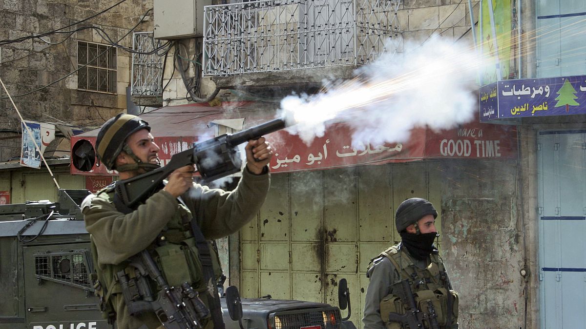 جندي إسرائيلي يطلق عبوة غاز مسيل للدموع خلال اشتباكات مع فلسطينيين/ أرشيف