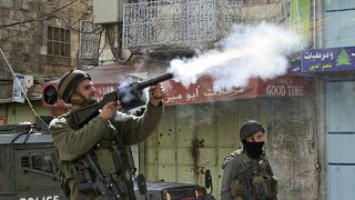 جندي إسرائيلي يطلق عبوة غاز مسيل للدموع خلال اشتباكات مع فلسطينيين/ أرشيف