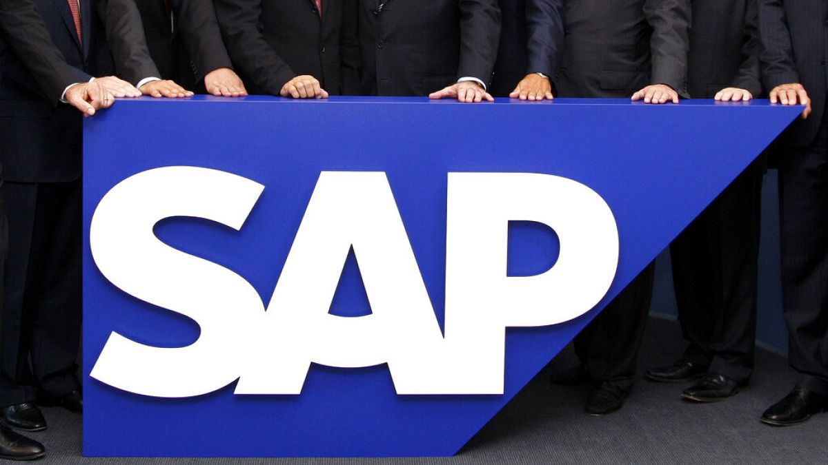 Σε αυτή τη φωτογραφία αρχείου της 31ης Ιουλίου 2008, τα μέλη του διοικητικού συμβουλίου της γερμανικής εταιρείας λογισμικού SAP διακρίνονται πίσω από το λογότυπο της εταιρείας στην έδρα της στο Walldorf κοντά στη Χαϊδελβέργη.