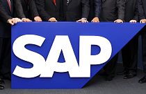 Σε αυτή τη φωτογραφία αρχείου της 31ης Ιουλίου 2008, τα μέλη του διοικητικού συμβουλίου της γερμανικής εταιρείας λογισμικού SAP διακρίνονται πίσω από το λογότυπο της εταιρείας στην έδρα της στο Walldorf κοντά στη Χαϊδελβέργη.