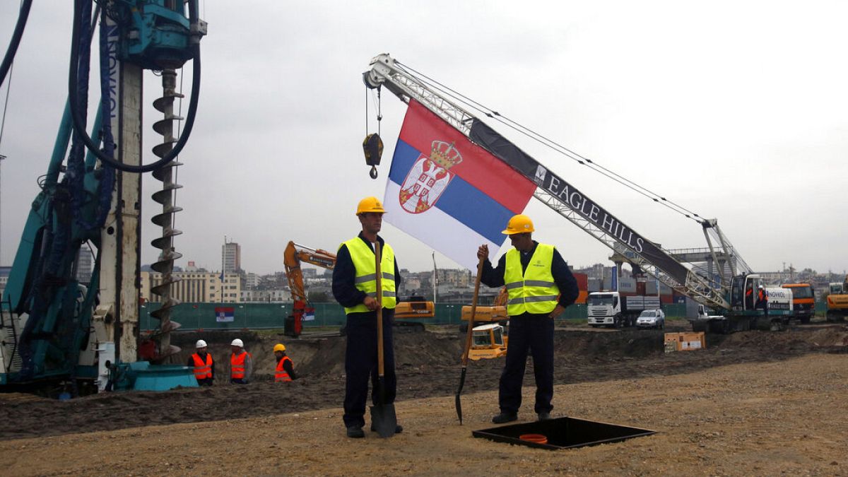 Des ouvriers attendent la cérémonie de la première pierre du projet Belgrade Waterfront à Belgrade, Serbie, dimanche 27 septembre 2015. 