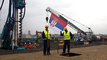 Des ouvriers attendent la cérémonie de la première pierre du projet Belgrade Waterfront à Belgrade, Serbie, dimanche 27 septembre 2015. 