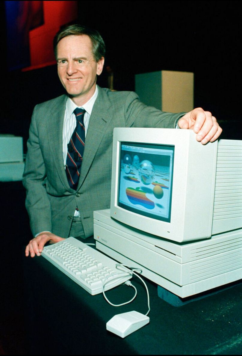 John Sculley, Vorstandsvorsitzender von Apple Computer Inc. zeigt den neuen Macintosh II auf einer Pressekonferenz in Los Angeles am 2. März 1987.