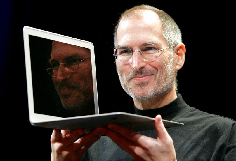 Steve Jobs hält das neue MacBook Air in die Höhe, nach seiner Grundsatzrede auf der Apple MacWorld Konferenz in San Francisco am 15. Januar 2008.