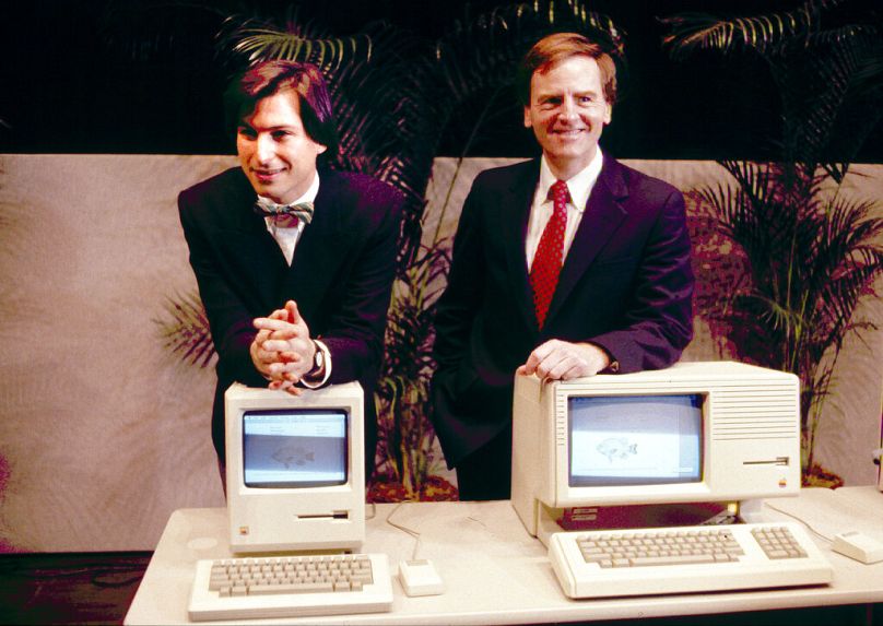 Steven Paul Jobs, à gauche, et John Sculley, président d'Apple, présentent le Macintosh en janvier 1984 lors d'une réunion d'actionnaires à Cupertino, Californie, États-Unis.