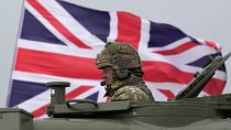 Un soldado británico se sienta en un AS90 mientras participa en un ejercicio militar con soldados ucranianos en un campo de entrenamiento militar en un lugar no revelado de Inglaterra.