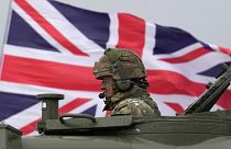 Un soldat britannique est assis dans un AS90 alors qu'il participe à un exercice militaire avec des soldats ukrainiens dans un camp d'entraînement militaire situé dans un lieu non divulgué en Angleterre.