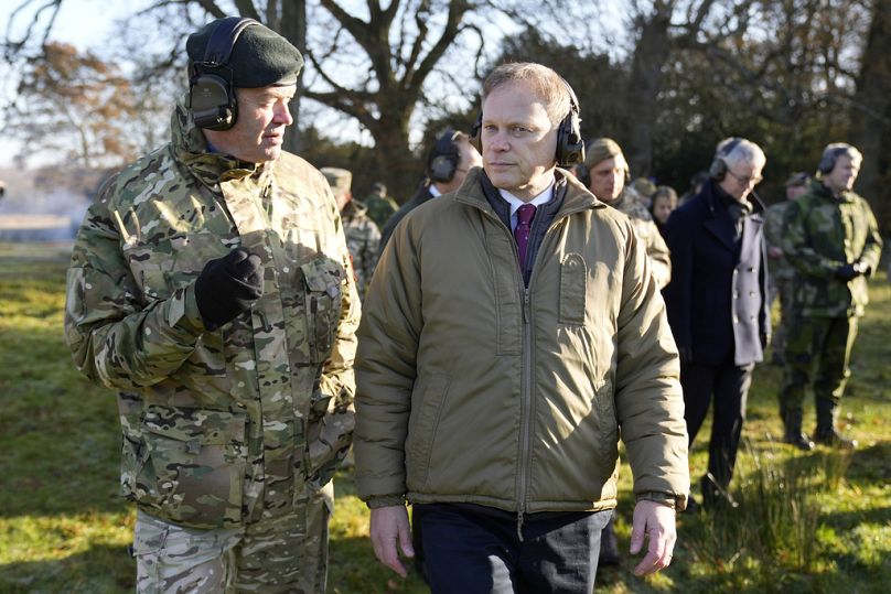 Глава Генштаба Великобритании Патрик Сандерс (слева) с министром обороны страны Грантом Шаппсом в тренировочном лагере для украинских солдат, 29 ноября 2023.