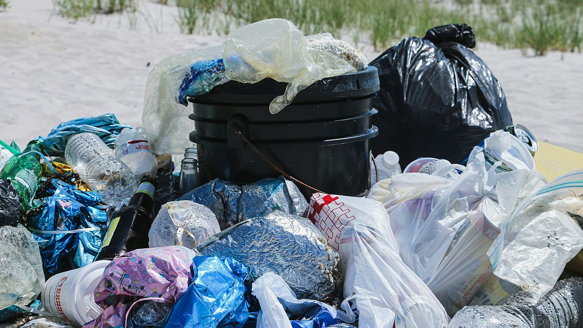 Os sacos de plástico não são biodegradáveis, pelo que podem continuar a poluir o ambiente com microplásticos nocivos durante centenas de anos após a sua utilização. 