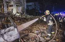 رجل إطفاء يعمل على إخماد حريق بعد الهجوم الصاروخي الروسي الذي أصاب فندقا في خاركيف