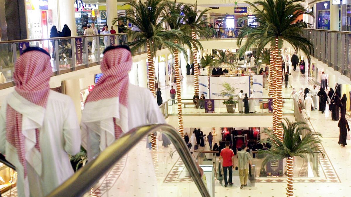 Suudi Arabistan'ın başkenti Riyad'da bir alışveriş merkezi (arşiv) 