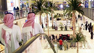 Suudi Arabistan'ın başkenti Riyad'da bir alışveriş merkezi (arşiv) 