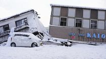 المباني المتساقطة مغطاة بالثلوج في أناميزو بمحافظة إيشيكاوا