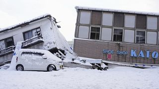 المباني المتساقطة مغطاة بالثلوج في أناميزو بمحافظة إيشيكاوا