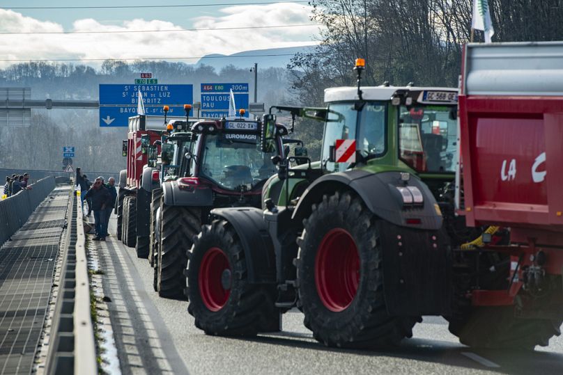 Des agriculteurs français bloquent le viaduc Hubert Touya sur une autoroute mardi 23 janvier 2024 à Bayonne, dans le sud-ouest de la France