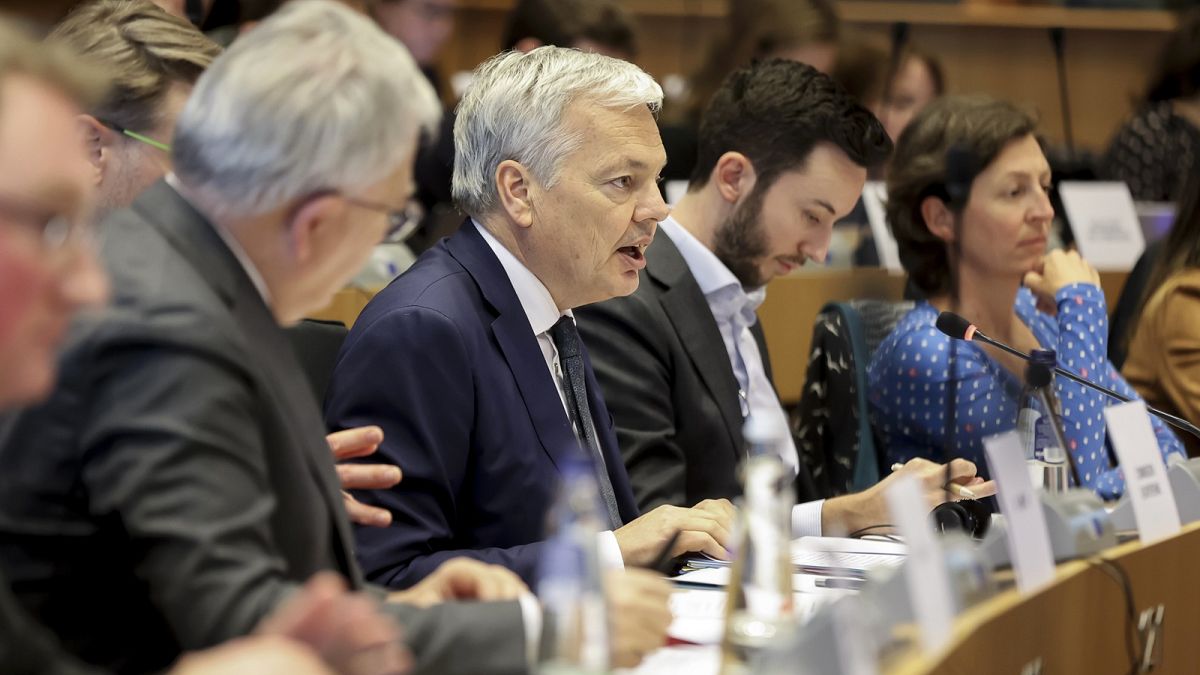 Die Abgeordneten werfen dem EU-Justizkommissar Didier Reynders vor, ausweichende Antworten zu den eingefrorenen EU-Geldern Ungarns gegeben zu haben.