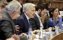 Die Abgeordneten werfen dem EU-Justizkommissar Didier Reynders vor, ausweichende Antworten zu den eingefrorenen EU-Geldern Ungarns gegeben zu haben.