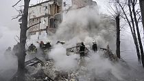 FOTO DE ARCHIVO: Labores de rescate en un edificio dañado por un ataque ruso en Járkov el pasado 23 de enero