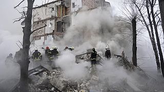 Tűzoltók munkában a Harkivot ért dróntámadás után