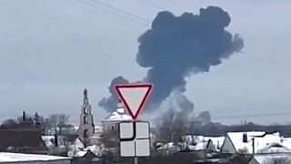 Onaylanmış UGC videosundan alınan bu fotoğrafta, 23 Haziran 2024 Çarşamba günü Belgorod bölgesi, Yablonovo yakınlarındaki bir yerleşim bölgesinde bir savaş uçağının düştüğü yerden dumanlar yükseliyor. 